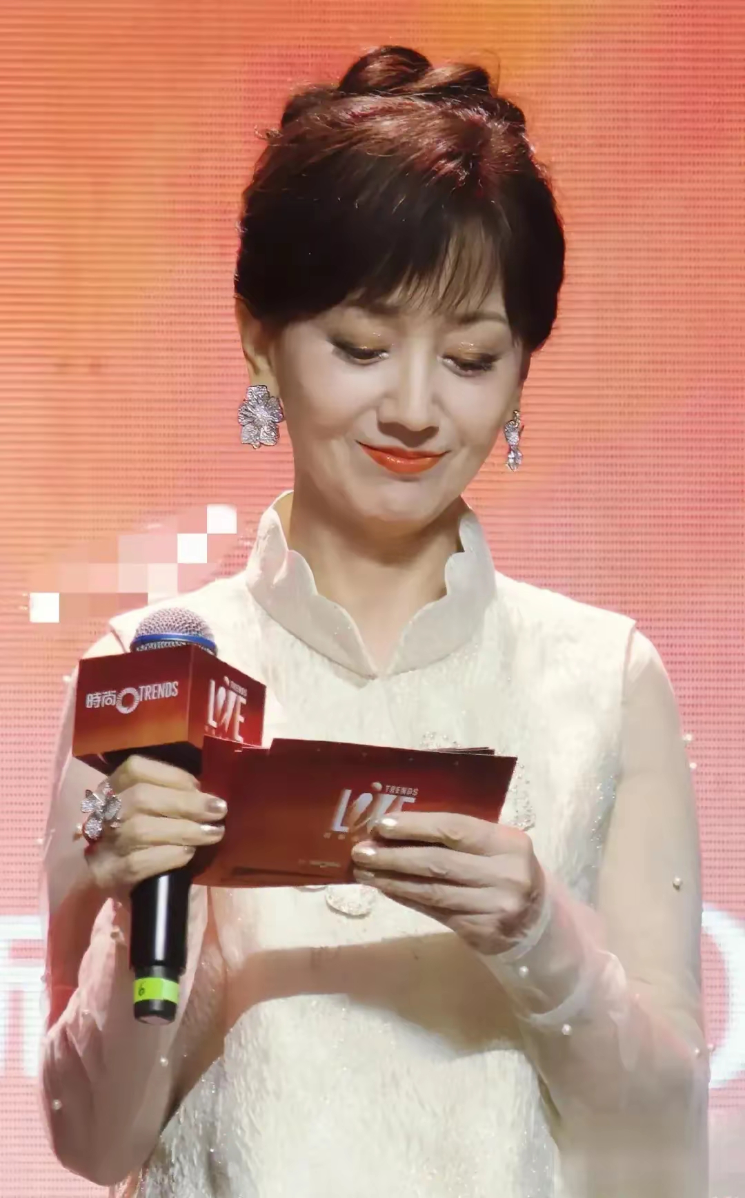 在trendslive大赏的舞台上,赵雅芝一袭白裙现身,瞬间成为全场焦点