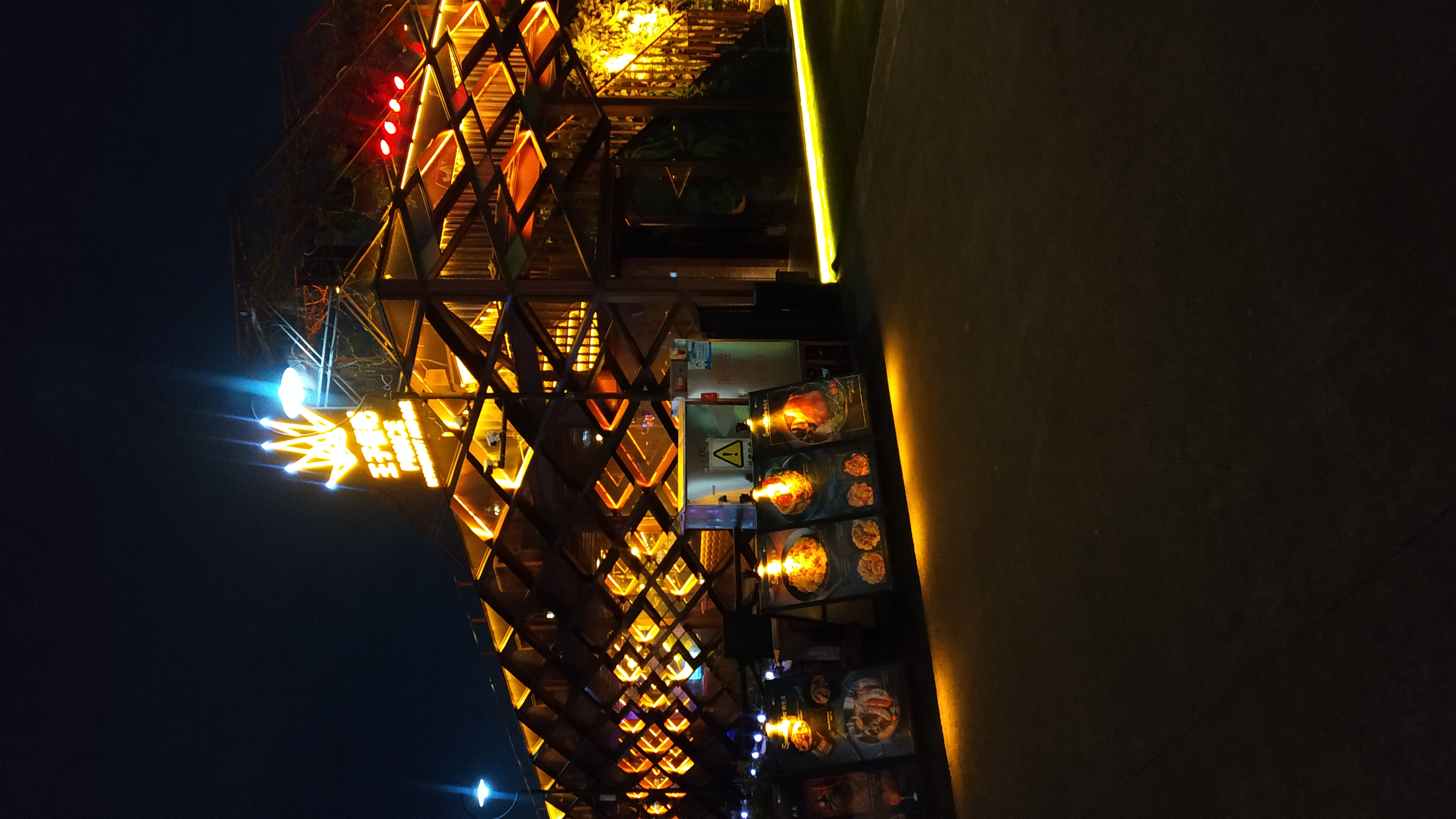 无月城市的街, 错落灯光, 酒吧里摇滚乐, 震撼着每根神經.