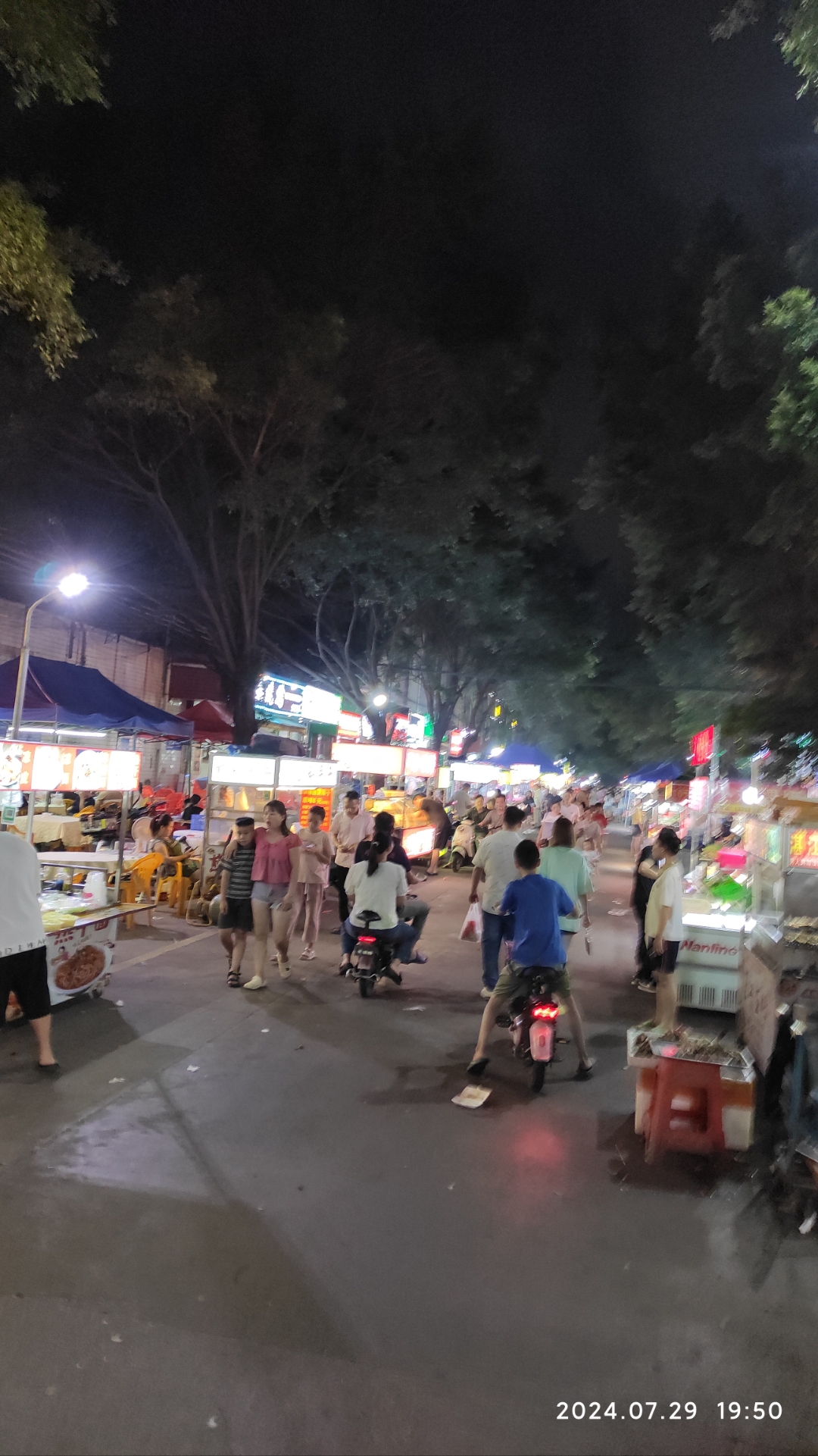 夜晚的东莞街道