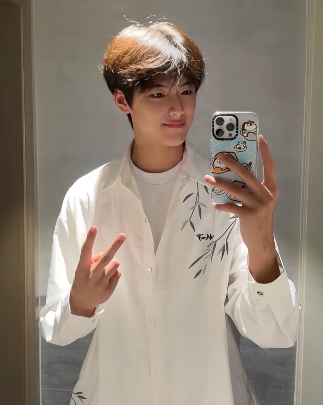 个性白色印花衬衫,对着镜子自拍的小哥哥更显英气十足了,这表情,这小