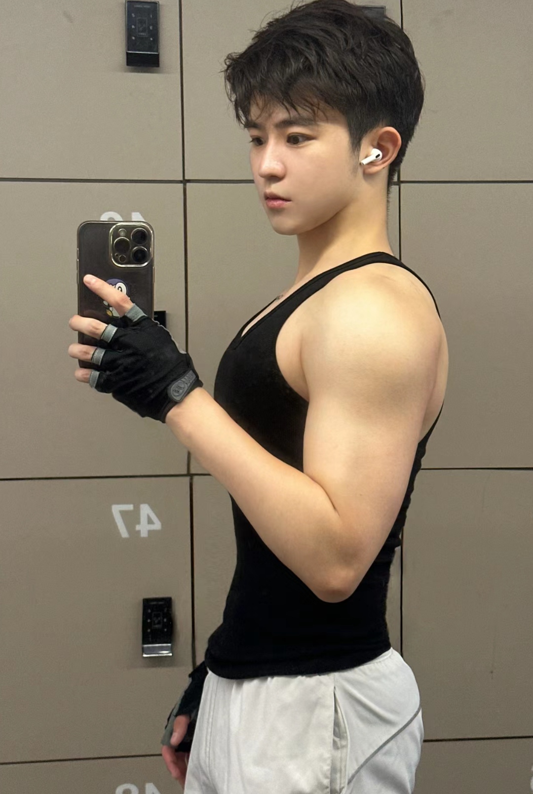 动态连更挑战# 今天去游泳,顺便到健身房跑步,洗完澡,看到一个男生在