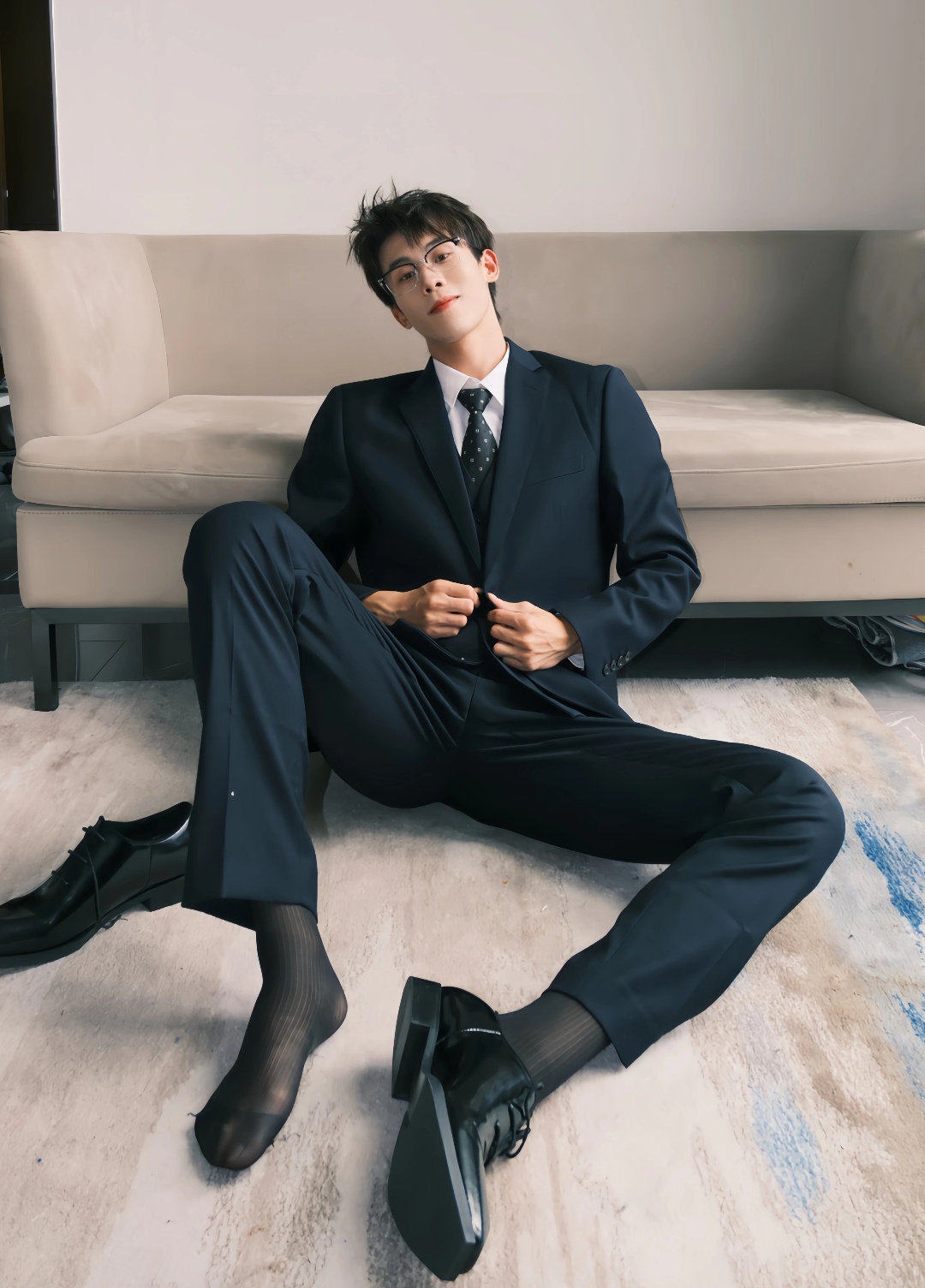男生穿正装的样子就是酷,坐在椅子上,拿着手机,黑皮鞋搭配黑丝袜,男生