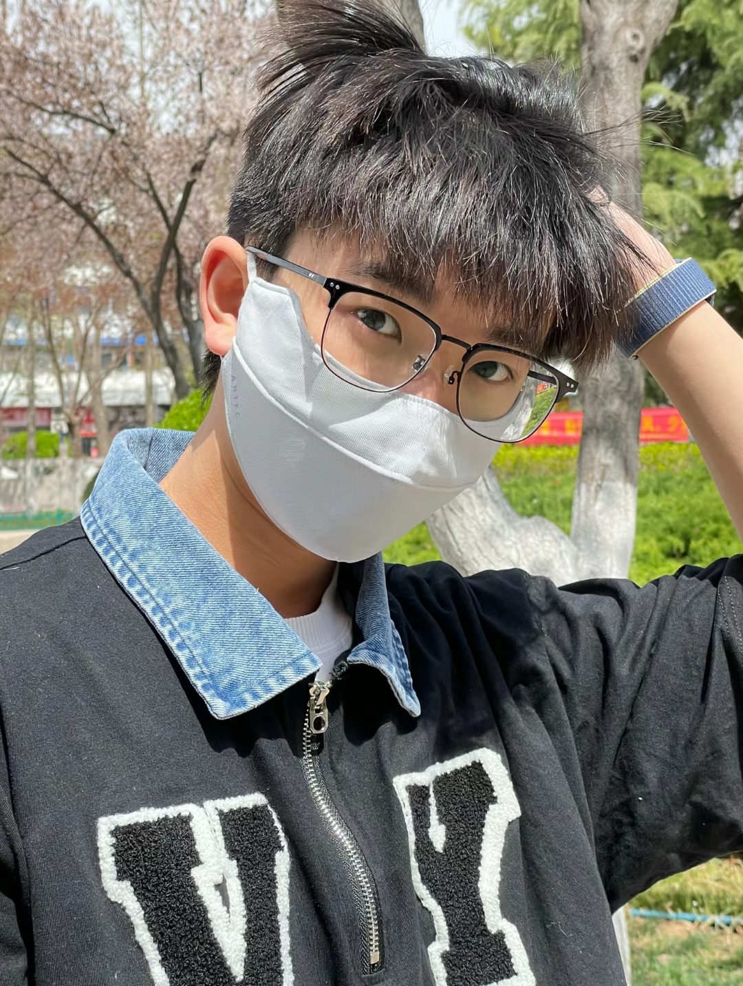 虽然戴着口罩有点热,但总比晒黑了强吧,而瞧胀男生戴口罩照片真实