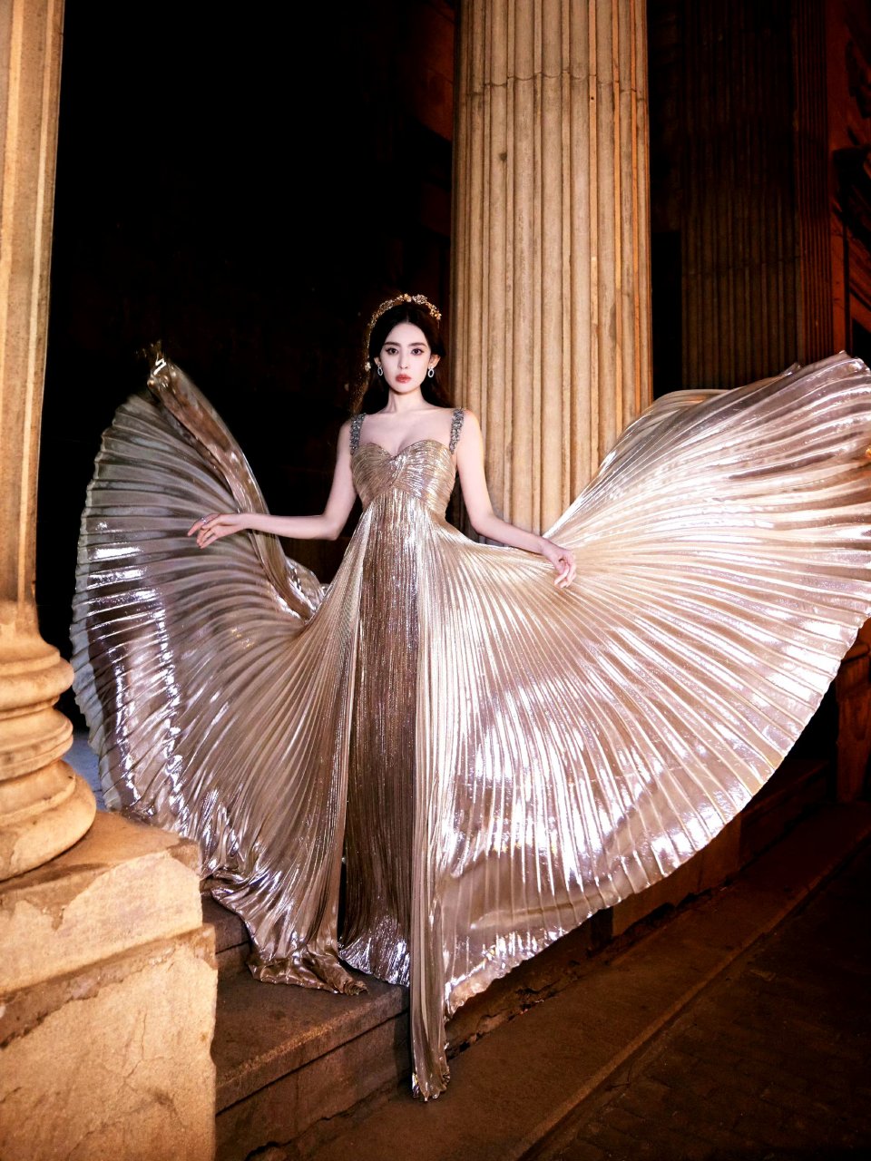 古力娜扎有在很认真地做毯星  感觉最近娜扎每一次活动红毯造型都超级