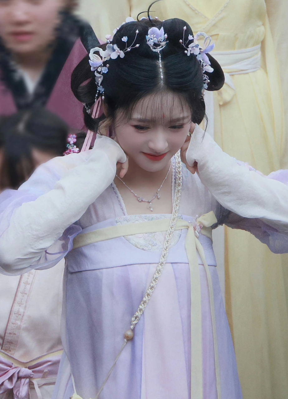 沈月的古装真的还挺好看的999999可以多搞点古装拍拍#沈月