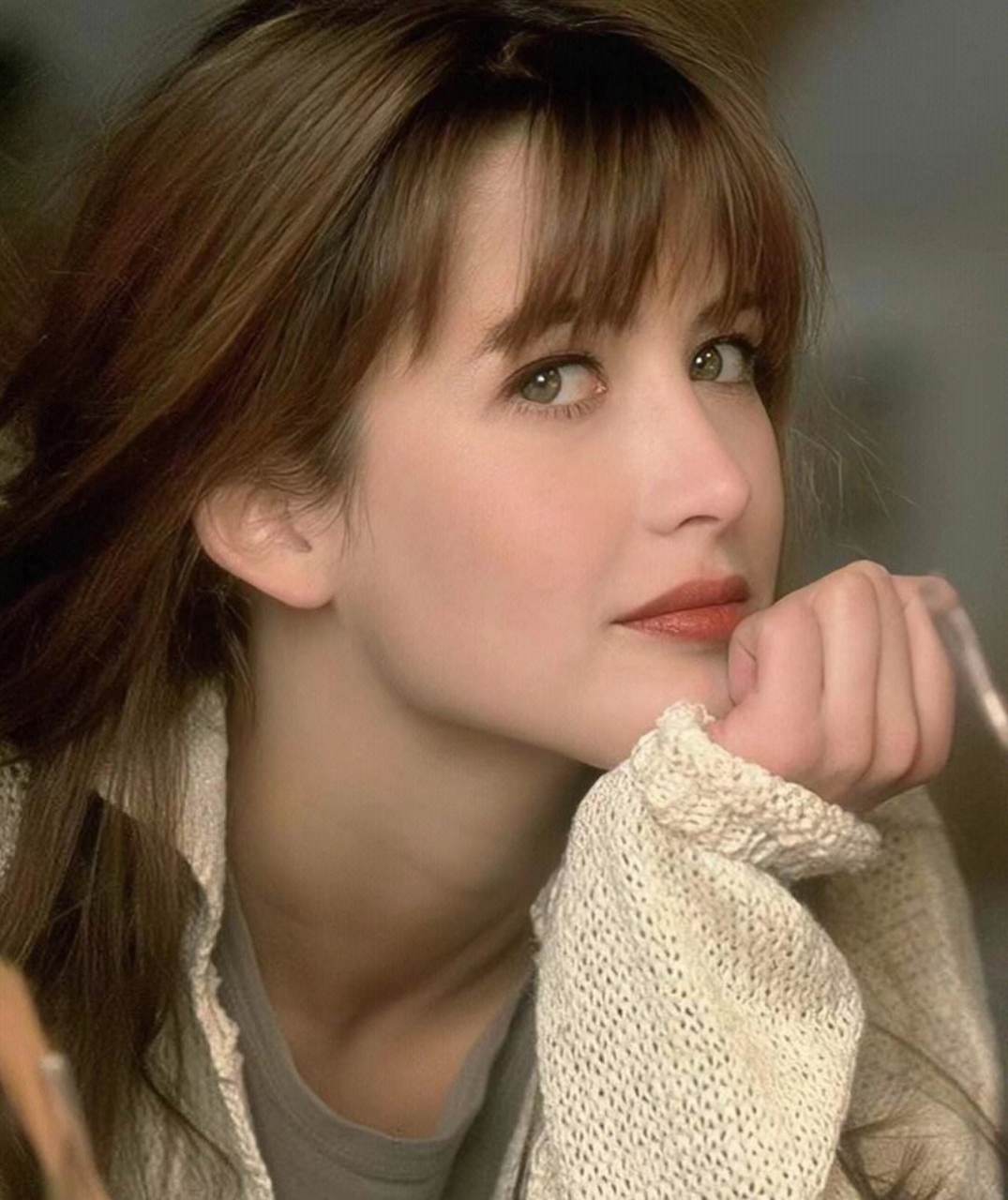 95 在法国女演员,模特苏菲·玛索的这组半身照中, 她身着紫色的低胸