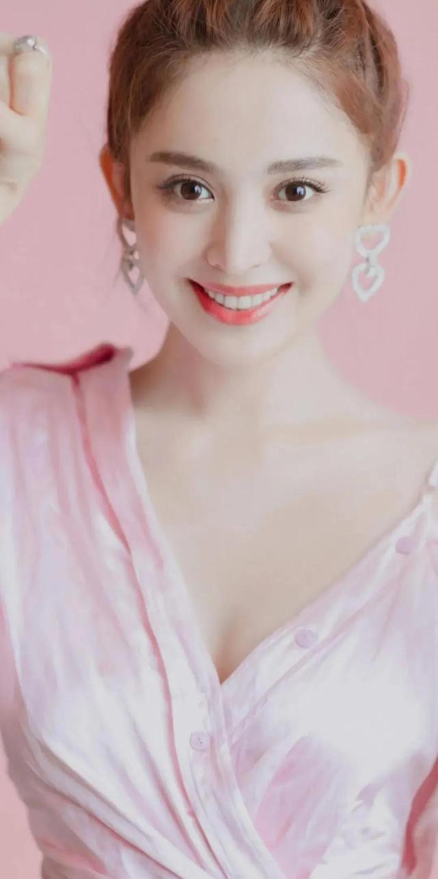 2009年,古力娜扎参加中国职业模特大赛,获中国职业模特大赛最上镜