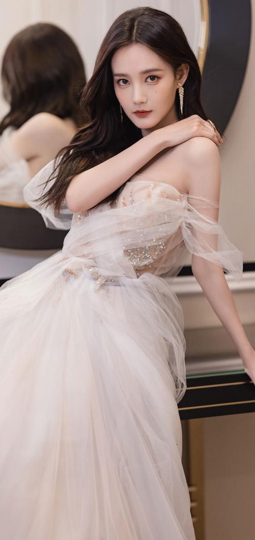 美女# #宝藏女孩李一桐