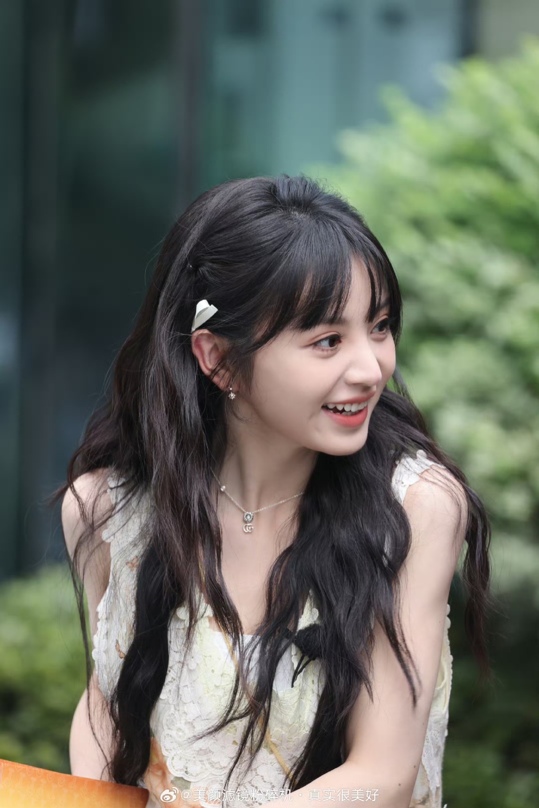 感觉田曦薇是内娱女明星中眼睛最大的一位,还有甜甜的梨涡,总是很甜美