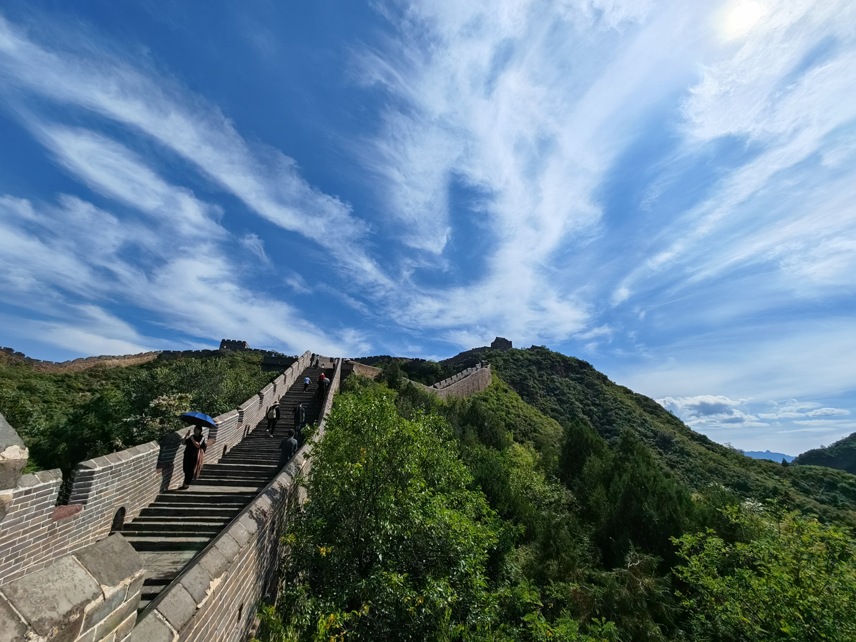 北京的长城有好多段,八达岭长城更商业化,长城也陡.