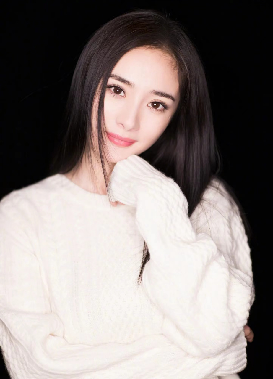 刘昊然抽烟抽得挺凶的,尤其跟女友在一起时,周围经常都是烟雾缭绕.