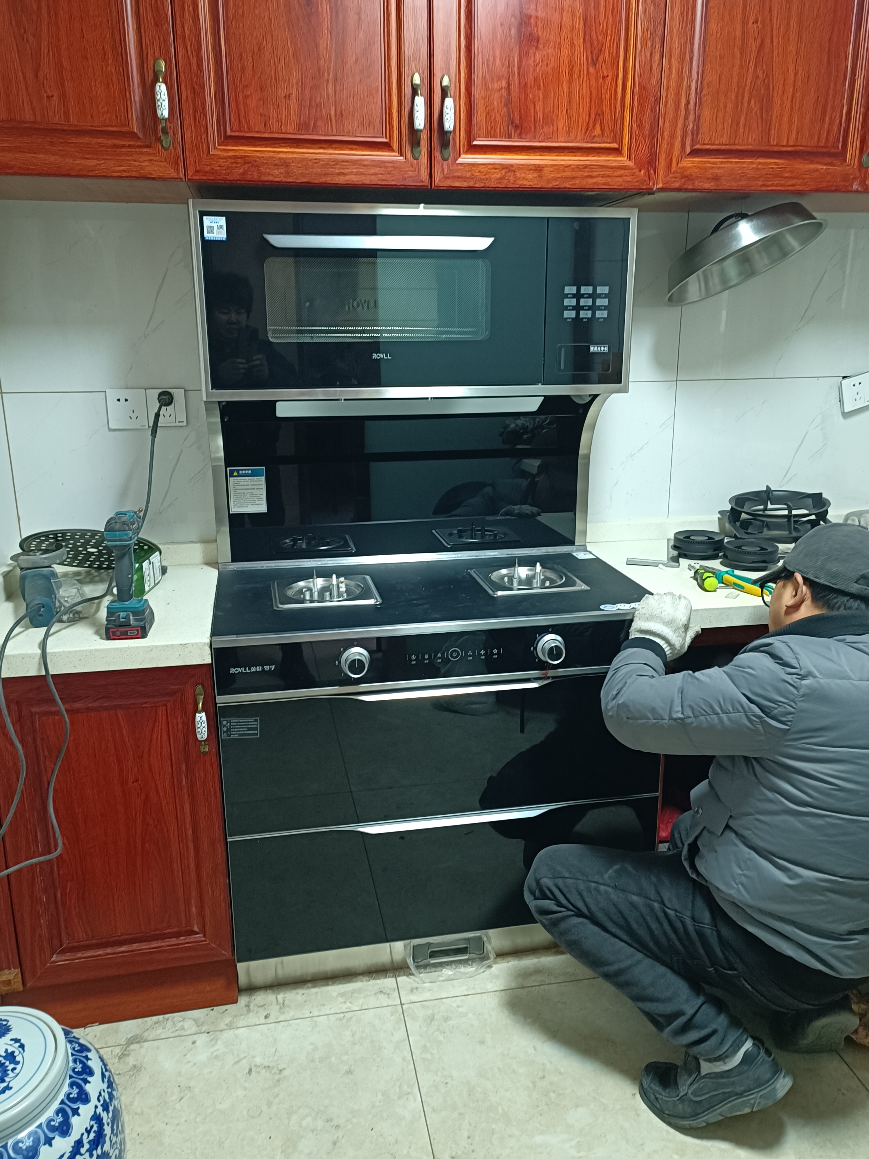 今日厨房升级,告别了传统烟机灶具的繁琐,换上了英伦罗孚全集成灶!