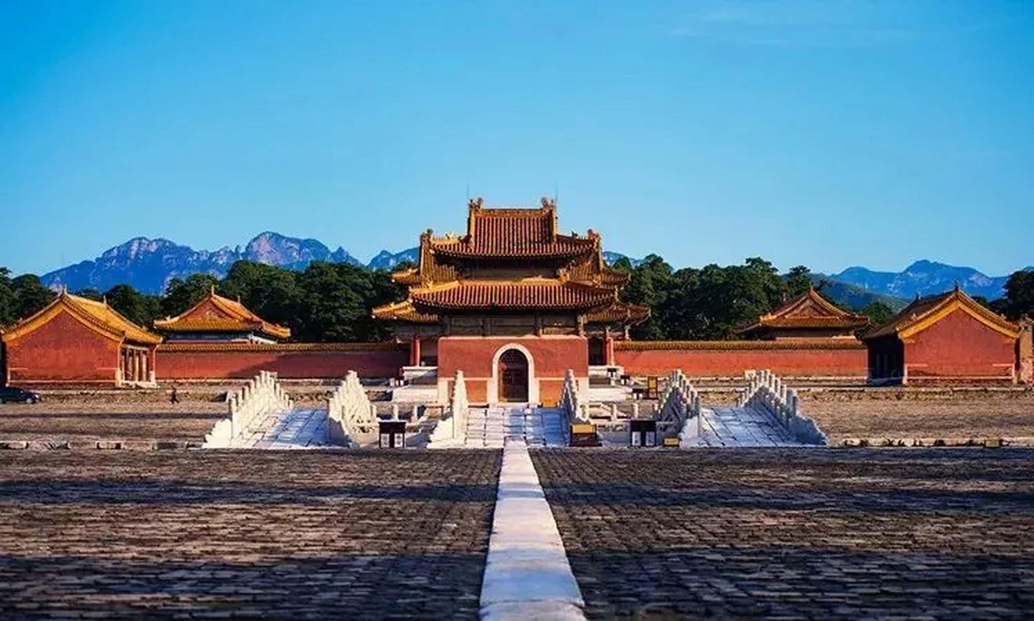 清东陵陵区在清代占地约2500平方千米,今管理占地面积为80平方千米.