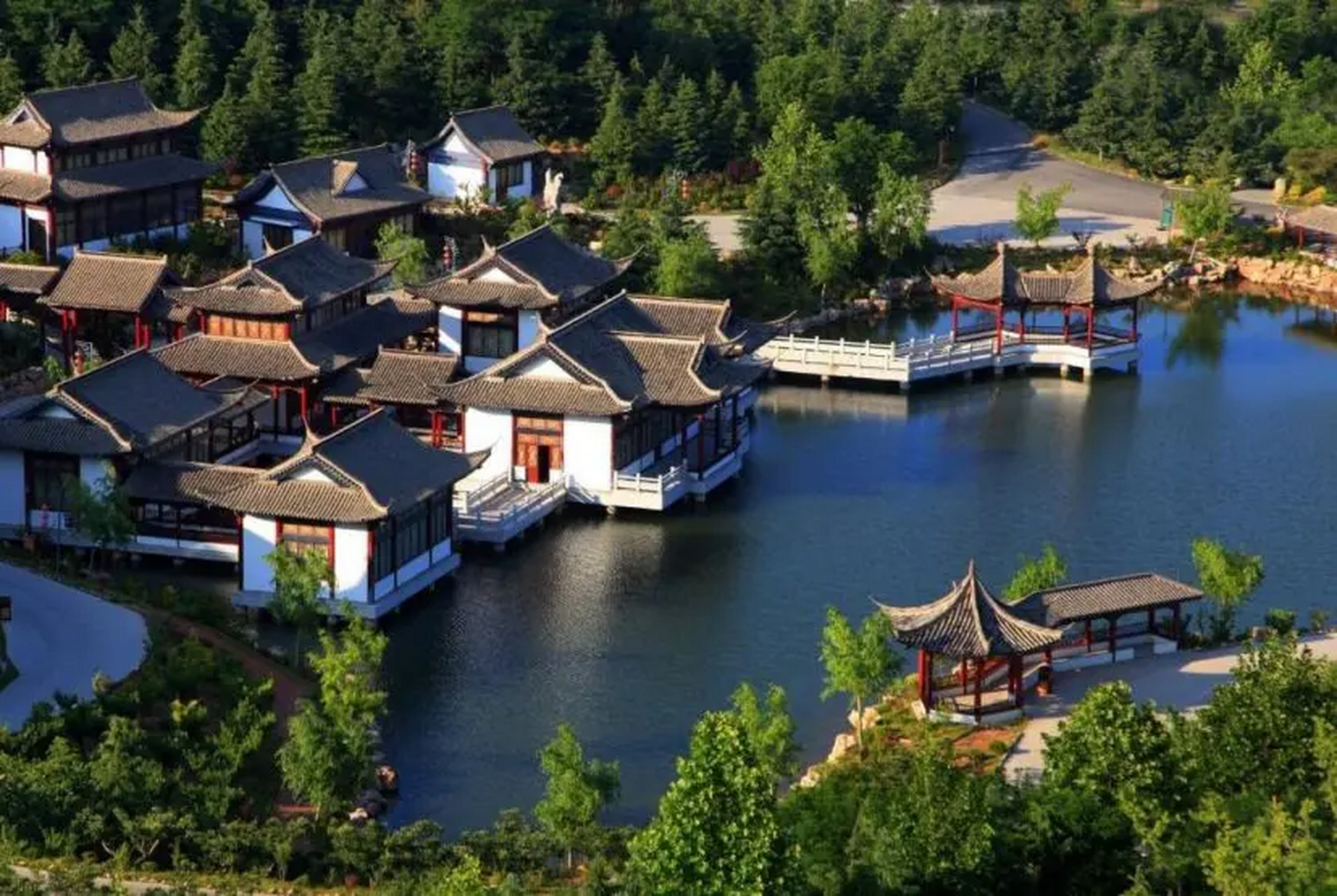 威海华夏城景区,是将环境治理与旅游开发相结合的重要成果之一.