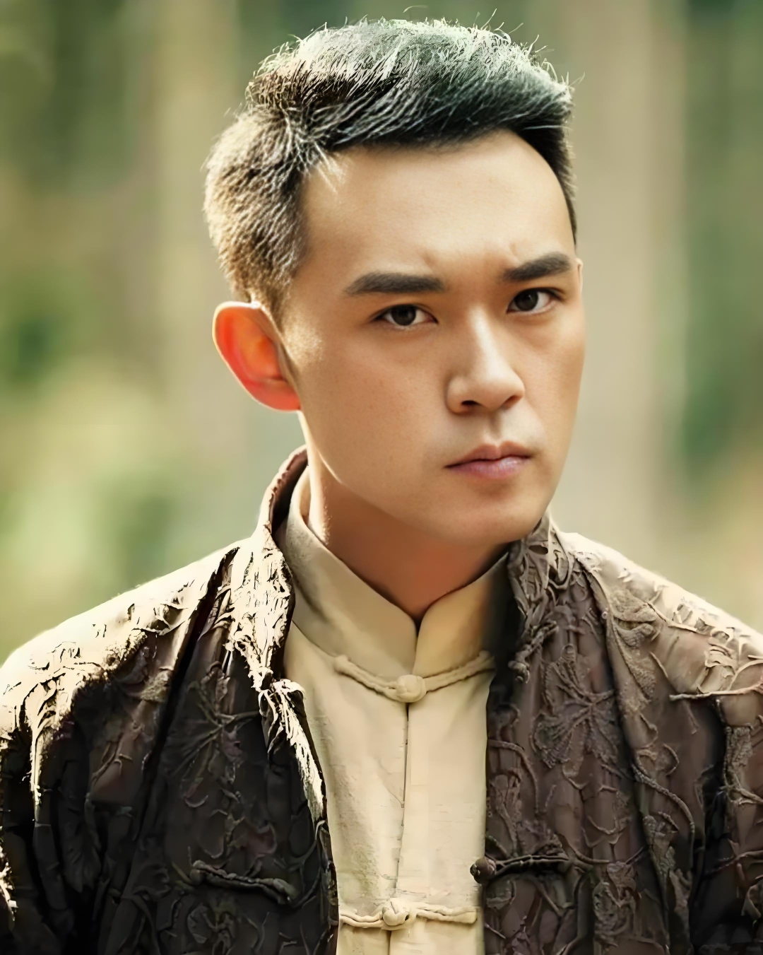 "  屠户张明成听后心中一沉,抬起油腻的右手,习惯性的挠了挠头