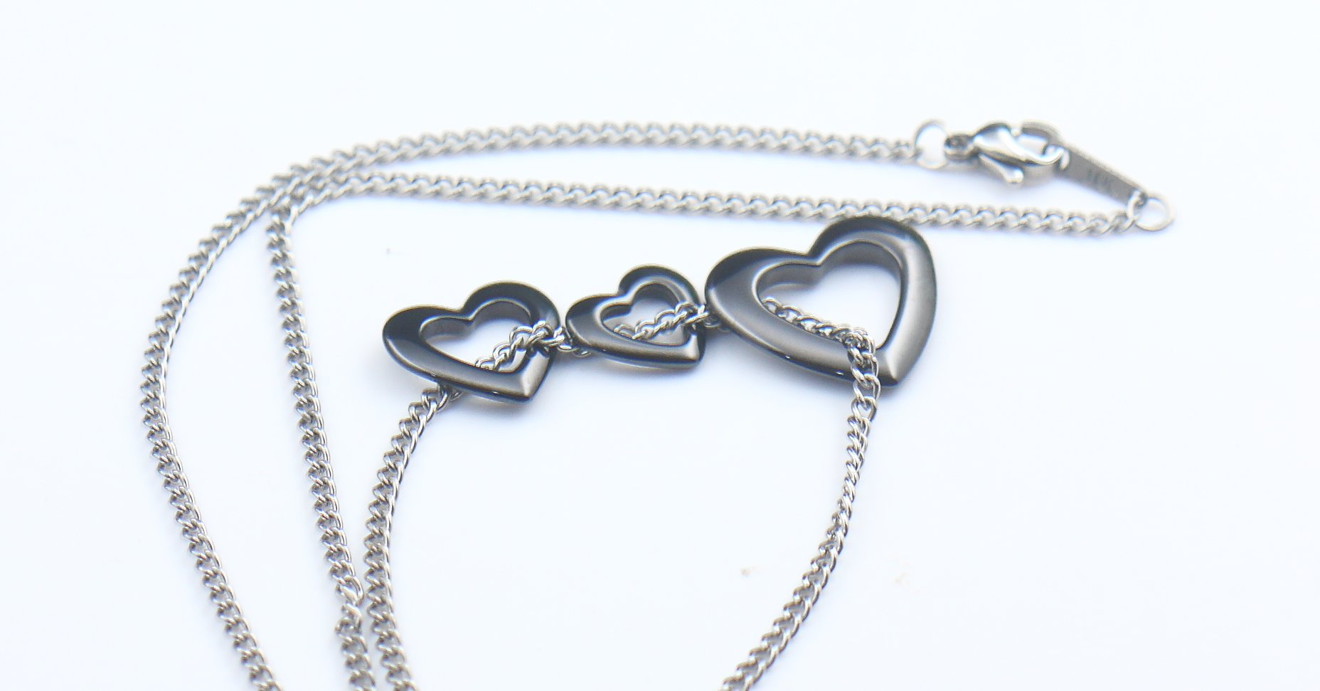 哇,这款银色心形吊坠项链真是太闪了,三个心心相扣的设计好有爱哦!