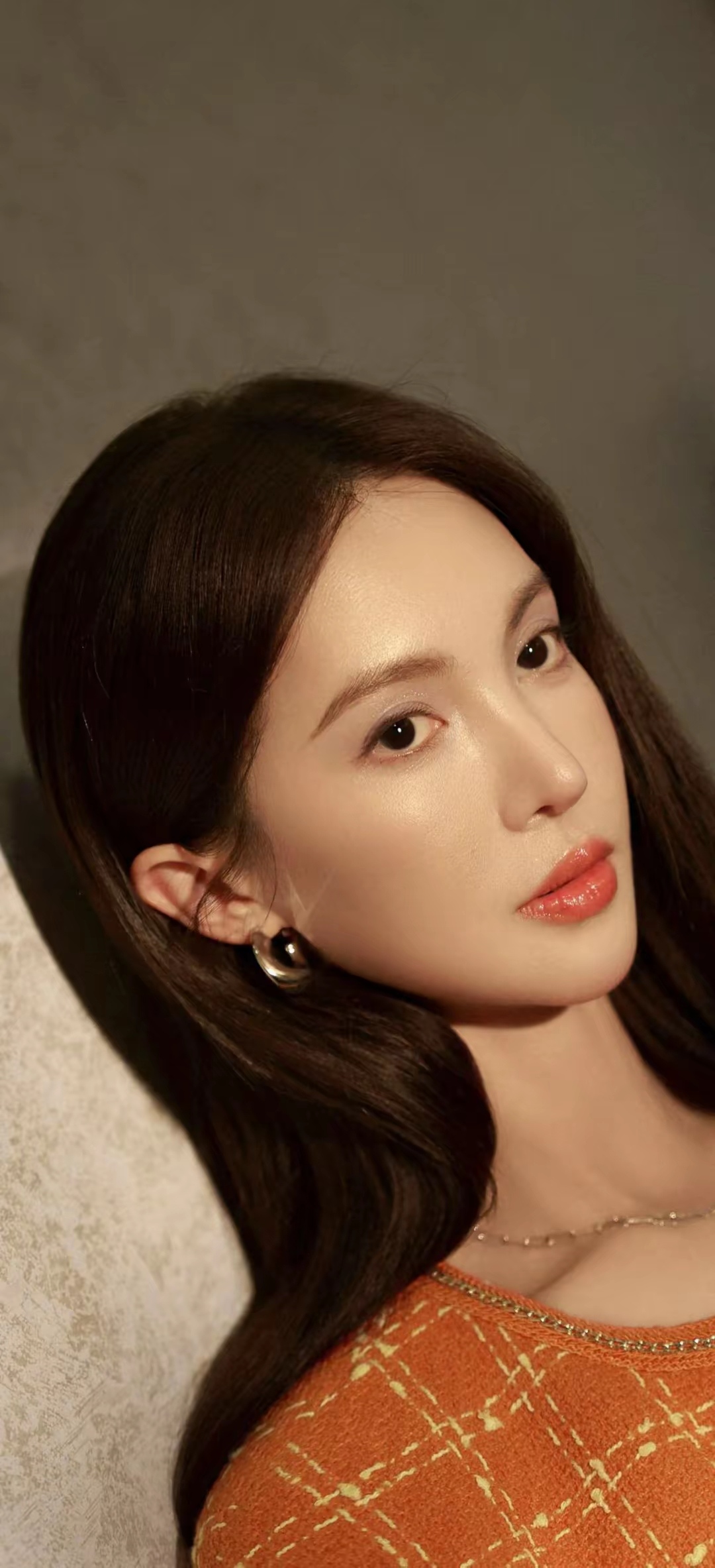 金晨,橘黄色小香风,搭配黑色皮裤,时尚性感,一抹红唇更是让她美艳无双