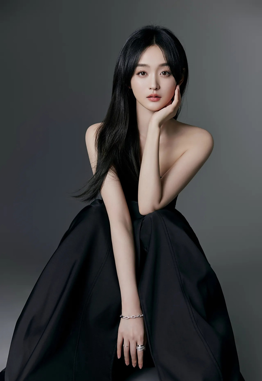 美女何泓姗,妆容精致,优雅高贵,那双明亮的大眼睛,像是藏着万千星辰