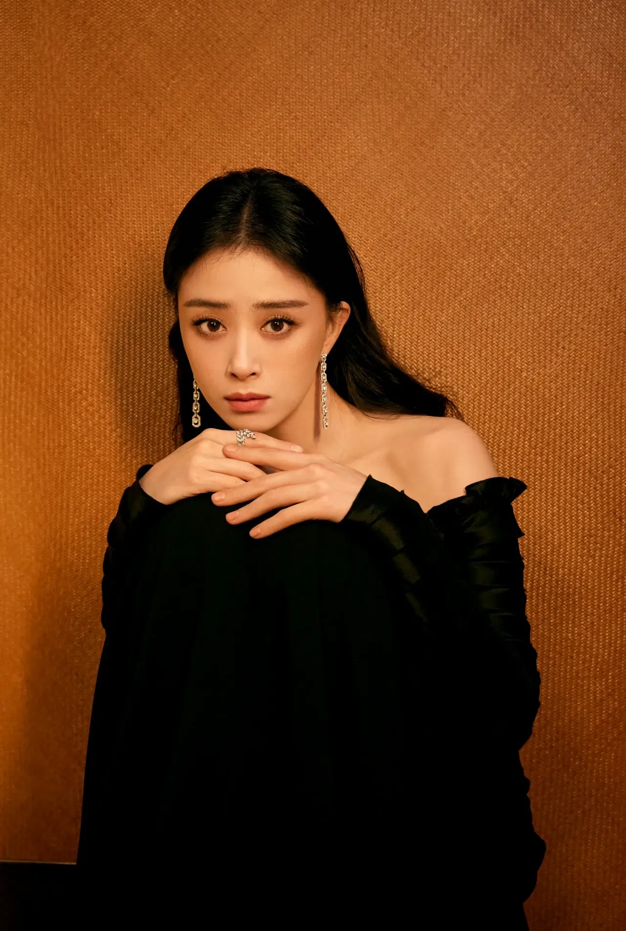 蒋欣,一袭黑色露肩抹胸礼服,性感美艳,妩媚迷人.#蒋欣