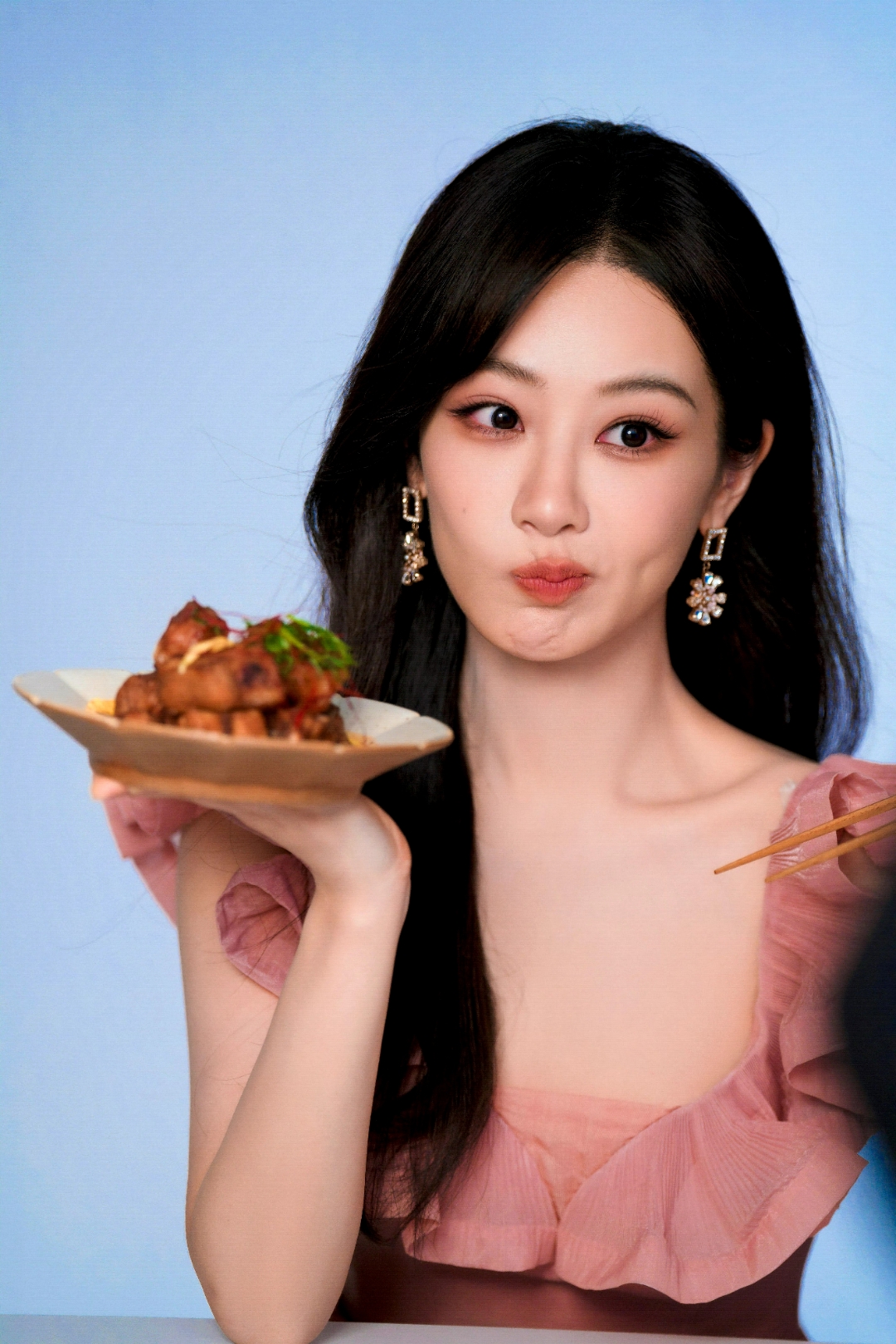 杨紫这组粉裙大片也太绝了 温柔粉裙 灵动耳饰,甜而不腻的仙女感拉满