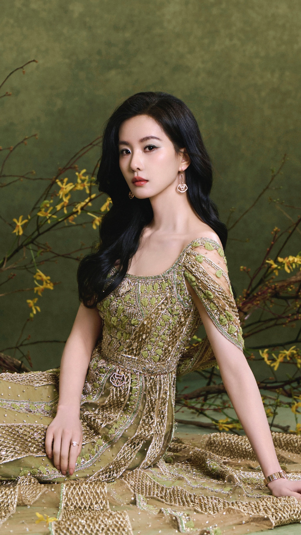 刘诗诗这组写真美到开挂 复古绿背景衬得她气质绝佳,一袭华丽刺绣裙