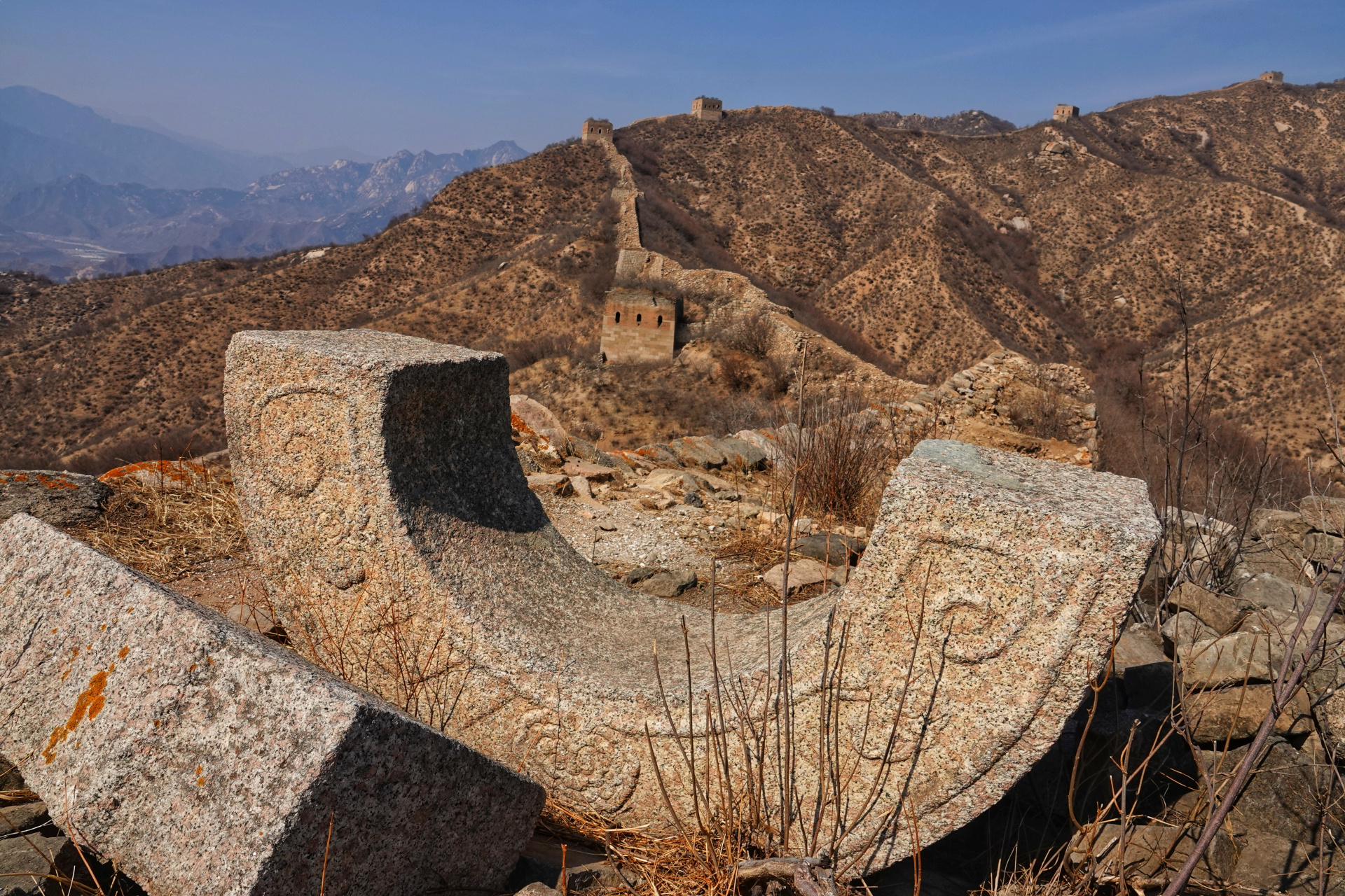 它掩映在保定市涞水县九龙镇的金华山上,与之联系在一起的是破败,偏远