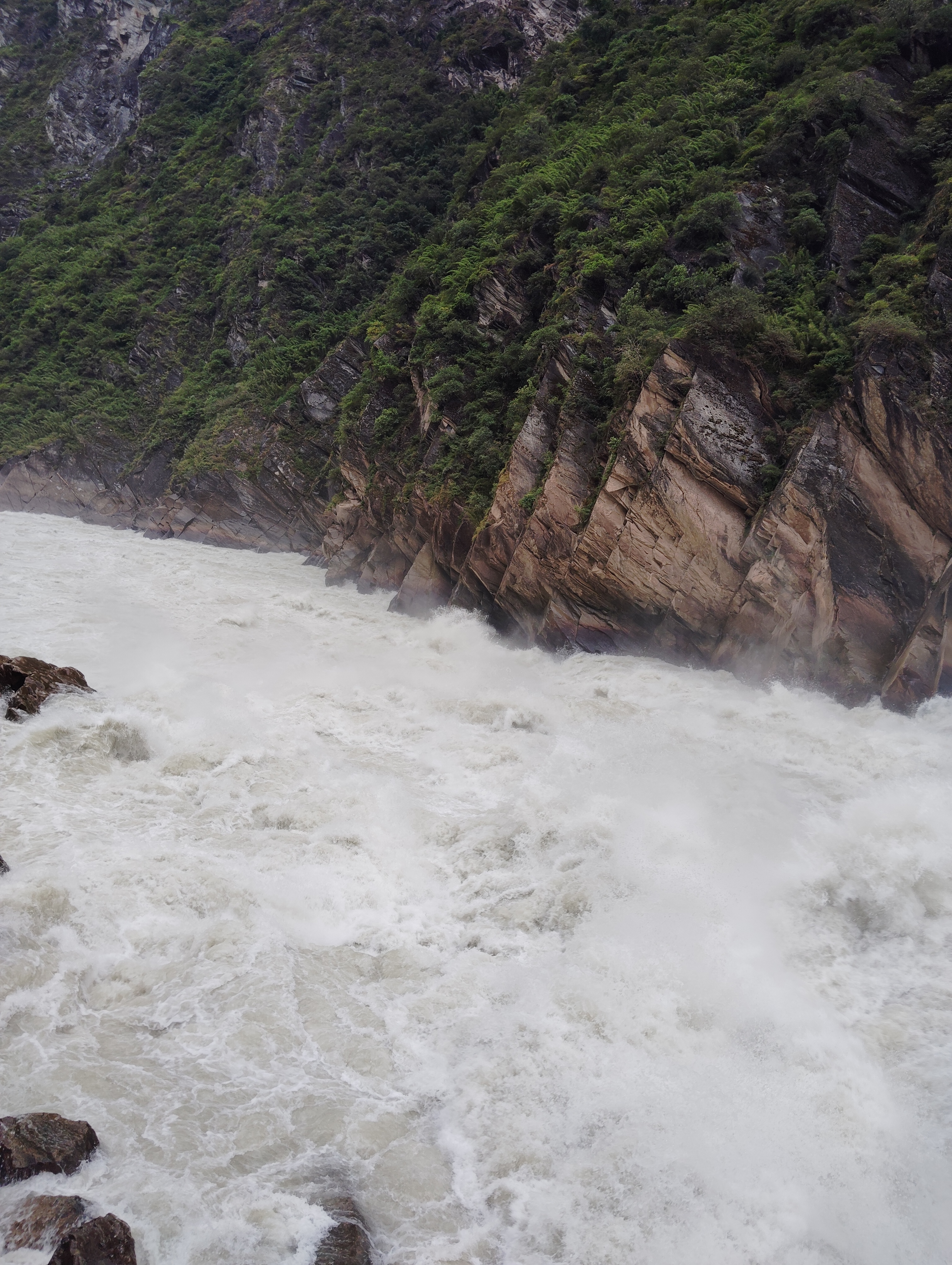 将两岸磐石,全都拍碎. 中流砥柱,一概抹平