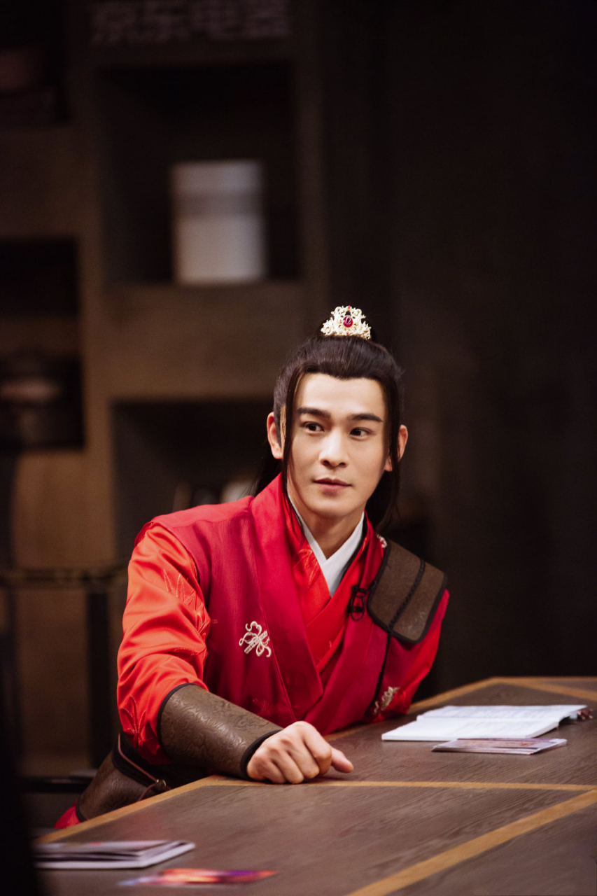 乔振宇身穿红色禁军服,侠义与武义都很有范,颜值更是拉满,风度翩翩