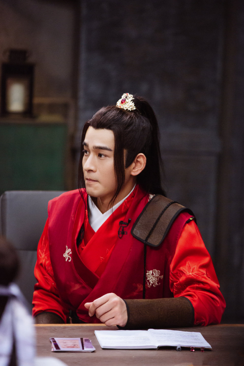 乔振宇身穿红色禁军服,侠义与武义都很有范,颜值更是拉满,风度翩翩