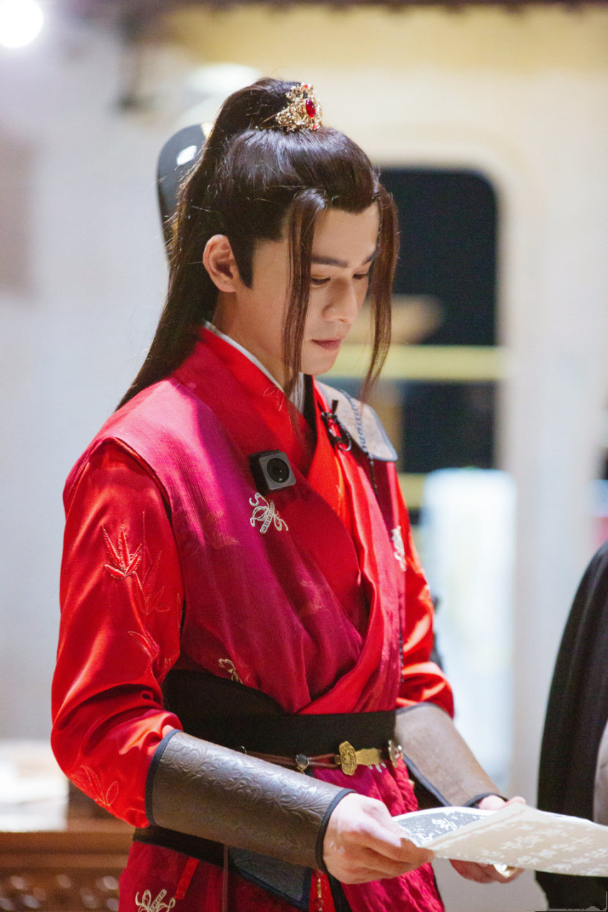 乔振宇身穿红色禁军服,侠义与武义都很有范,颜值更是拉满,风度翩翩