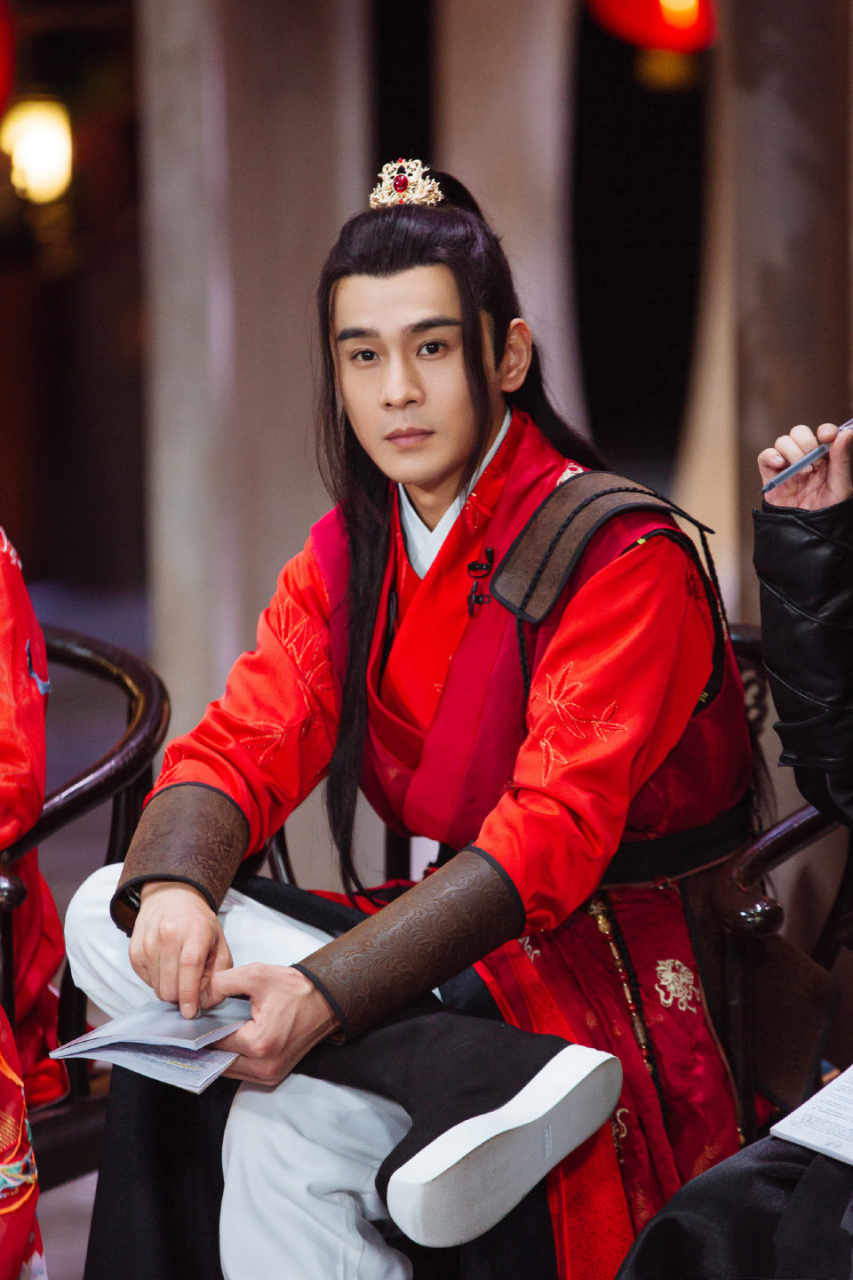 乔振宇身穿红色禁军服,侠义与武义都很有范,颜值更是拉满,风度翩翩