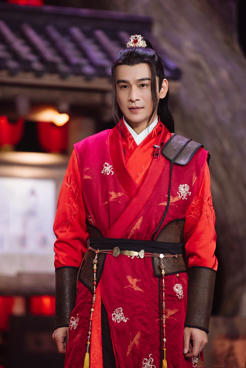 乔振宇身穿红色禁军服,侠义与武义都很有范,颜值更是拉满,风度翩翩