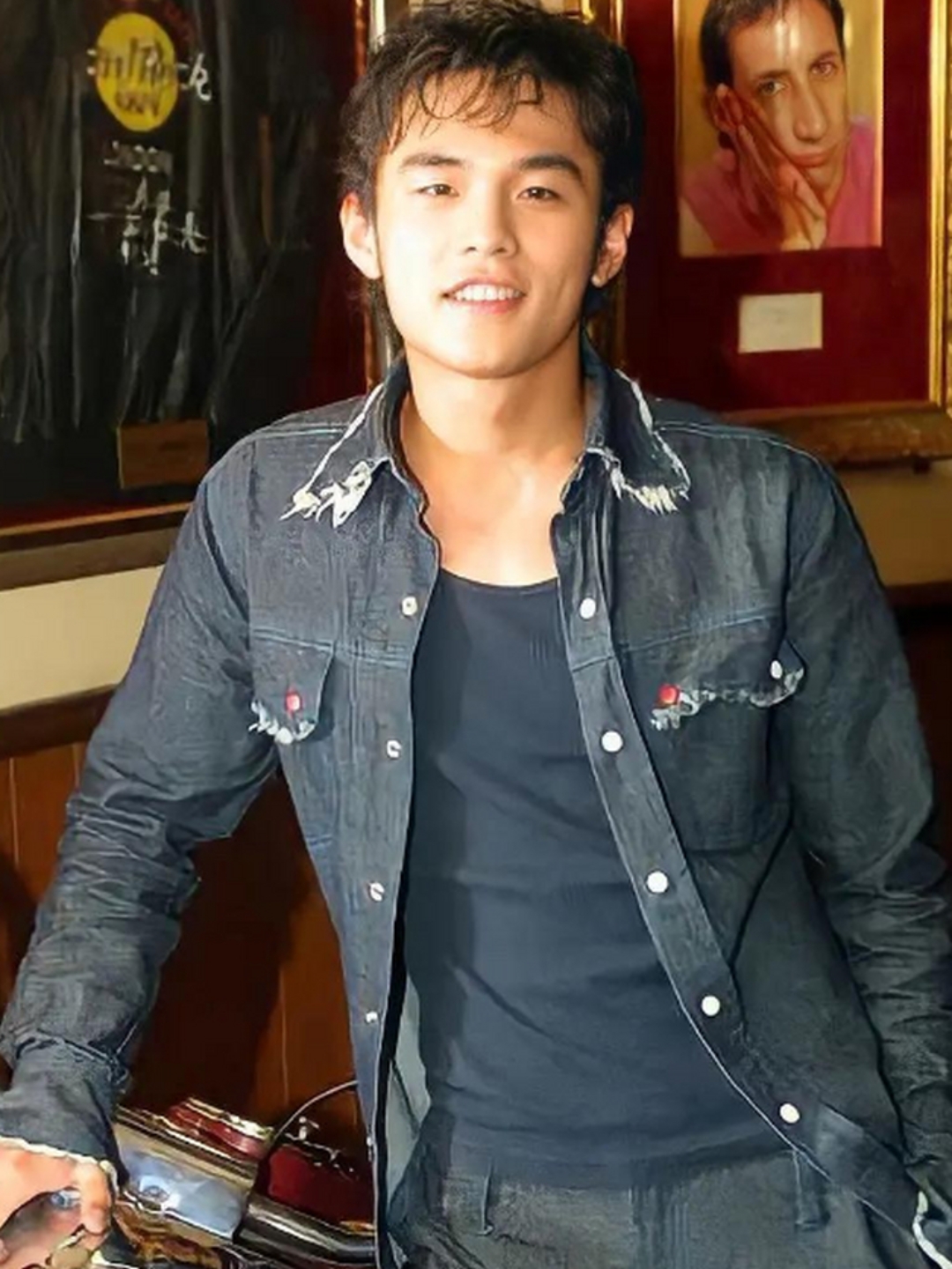 周杰伦(jay chou),1979年1月18日出生于台湾省新北市,祖籍福建省泉州