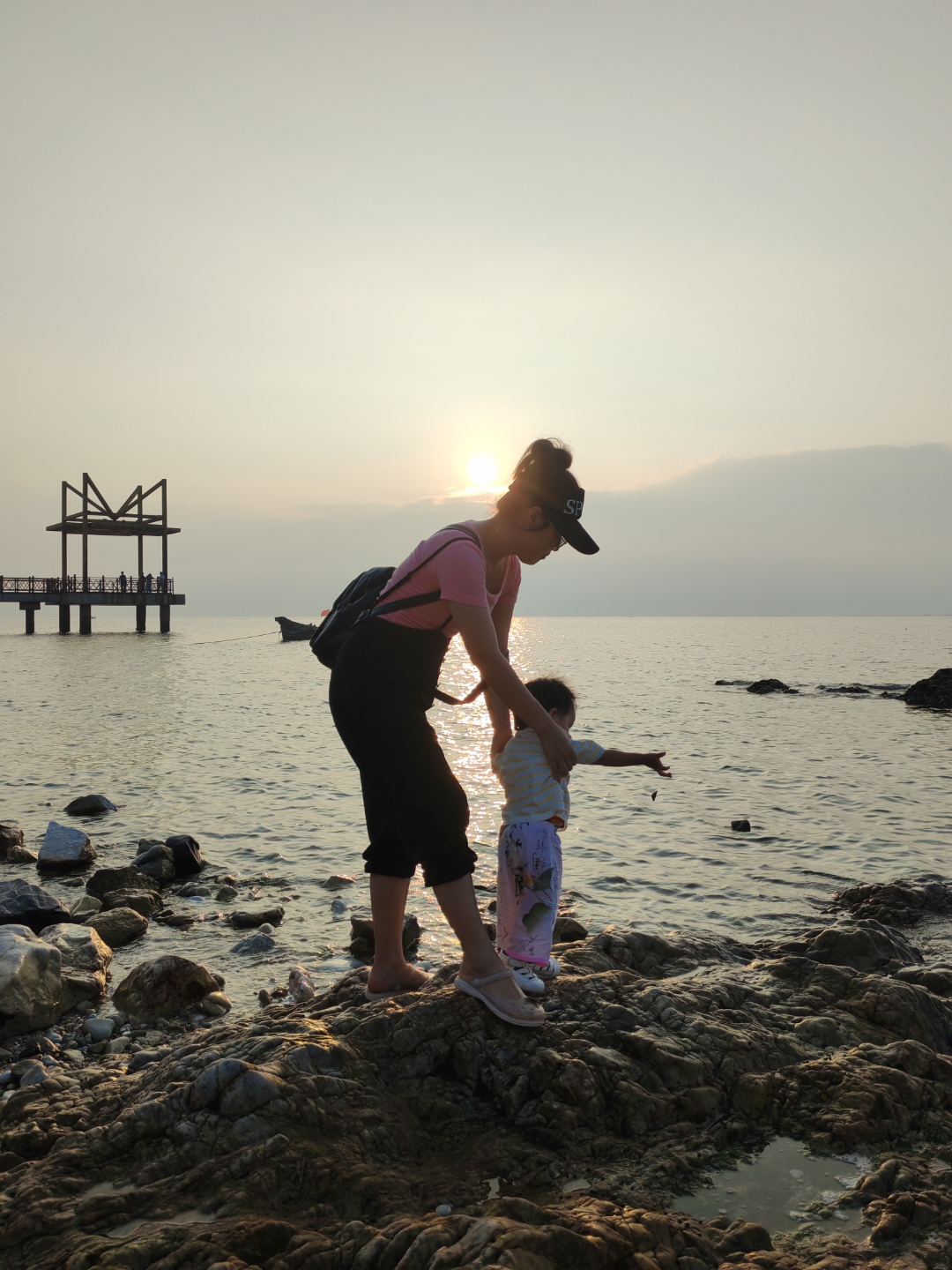 落日余晖像母亲的手,轻轻抚过湖面,泛起一片金黄的