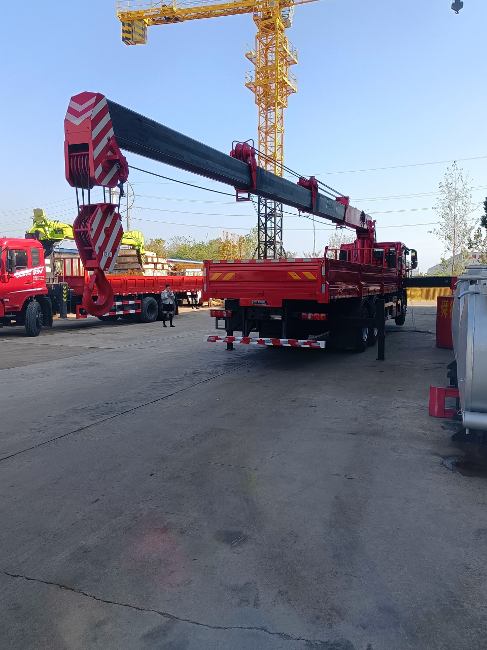 这吊机是古河12吨随车吊,底盘驾驶室平顶的,大气.