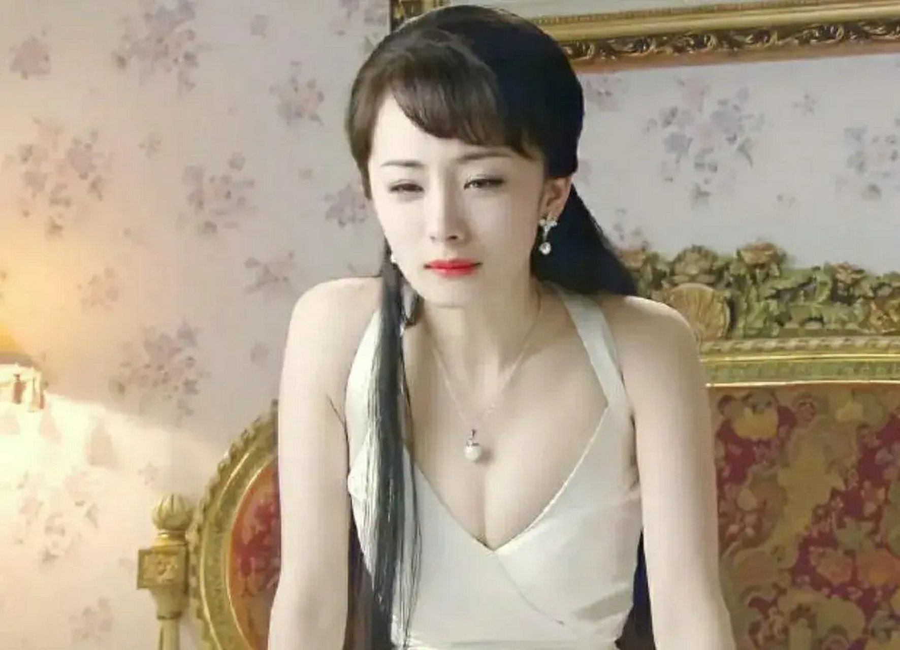 杨幂在十年前拍摄的电视剧《新京城四少》里的模样实在是太好看了