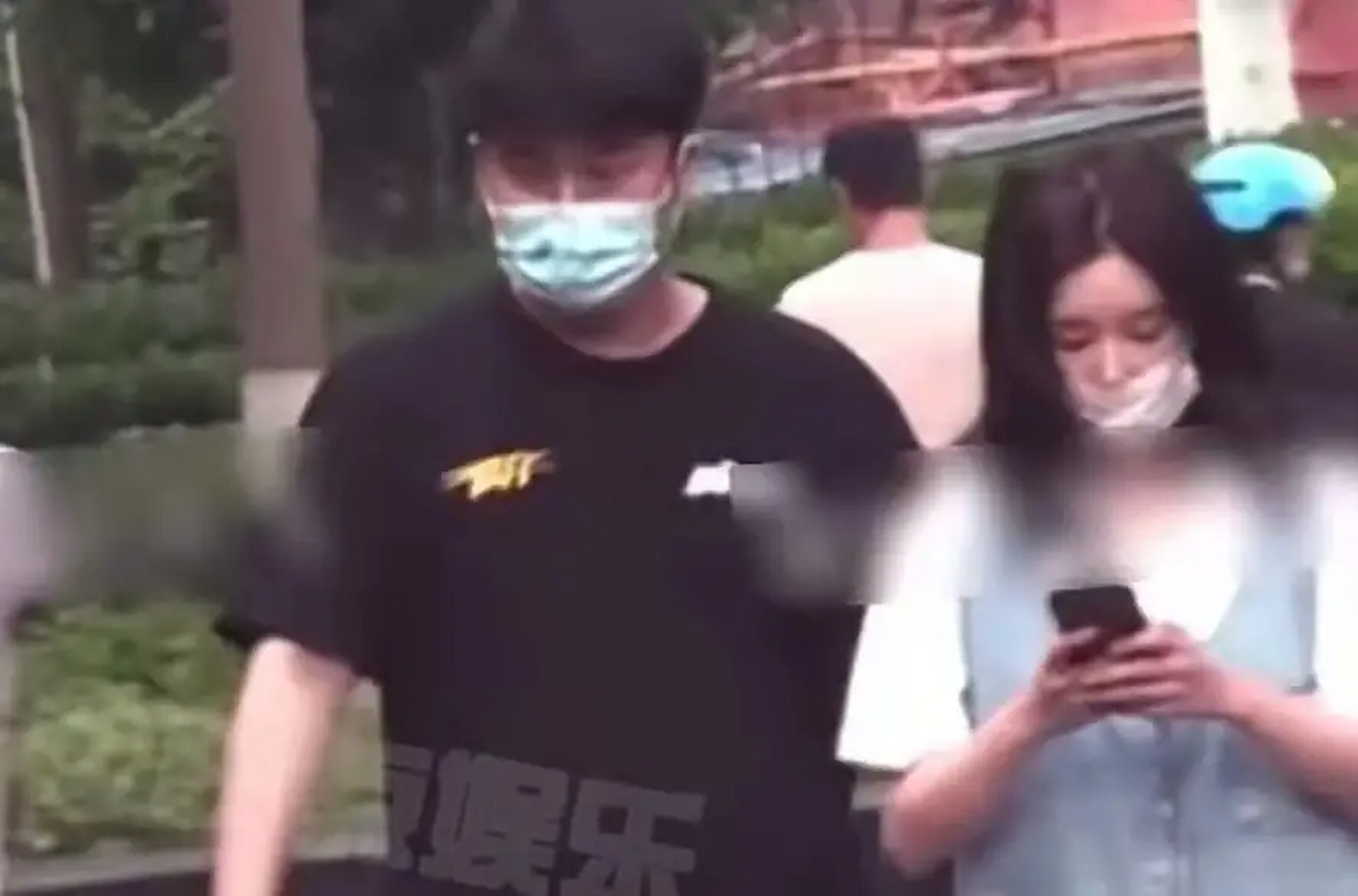 【阚清子新男友疑曝光】2月17日,有网友拍到阚清子疑似和男友低调出街