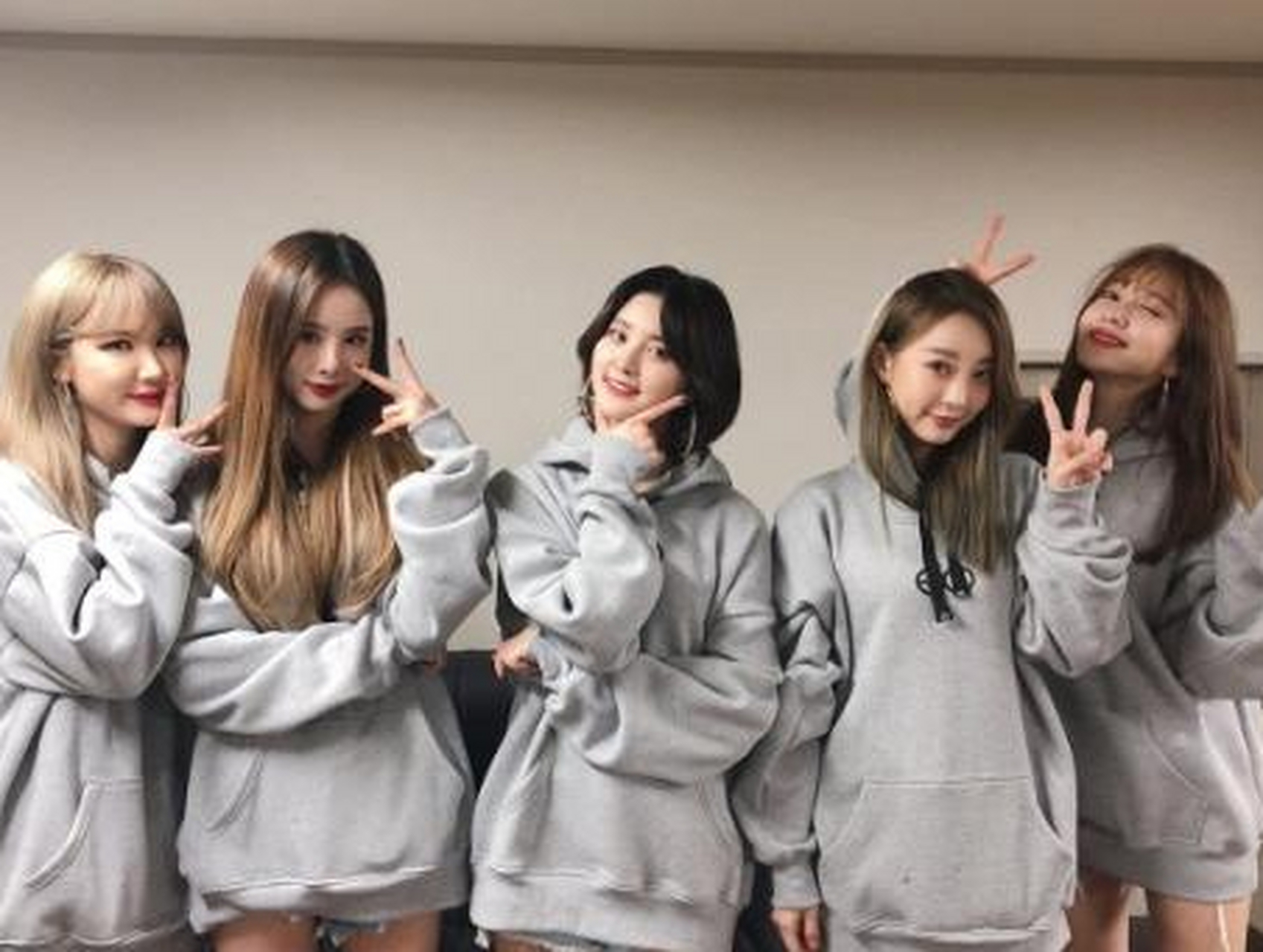 【exid成员与男粉贴身挤气球遭网友怒斥:真没下限】近日,一段韩国女团