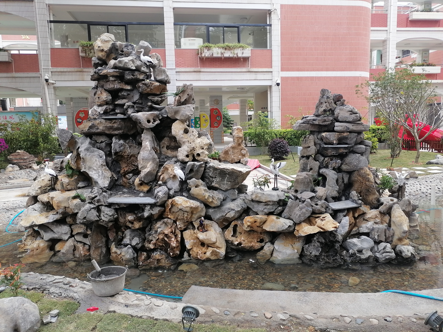 垒石假山  本就奇形怪状的石头 很奇怪地要堆砌成一座山 好看的石头垒
