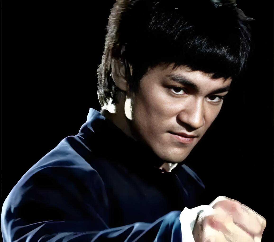 李小龙眼神愤怒,伸出拳头,向日本空手道会场说道,我是精武门最窝囊的