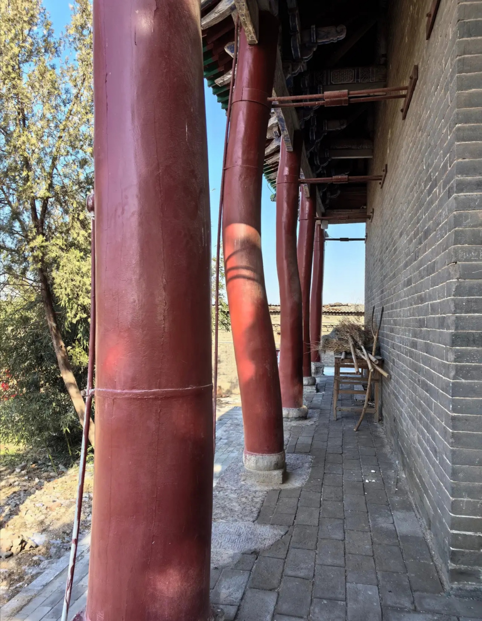 古建筑里的那些木柱子虽然弯弯曲曲,可是非常牢固,几百年后仍然坚如