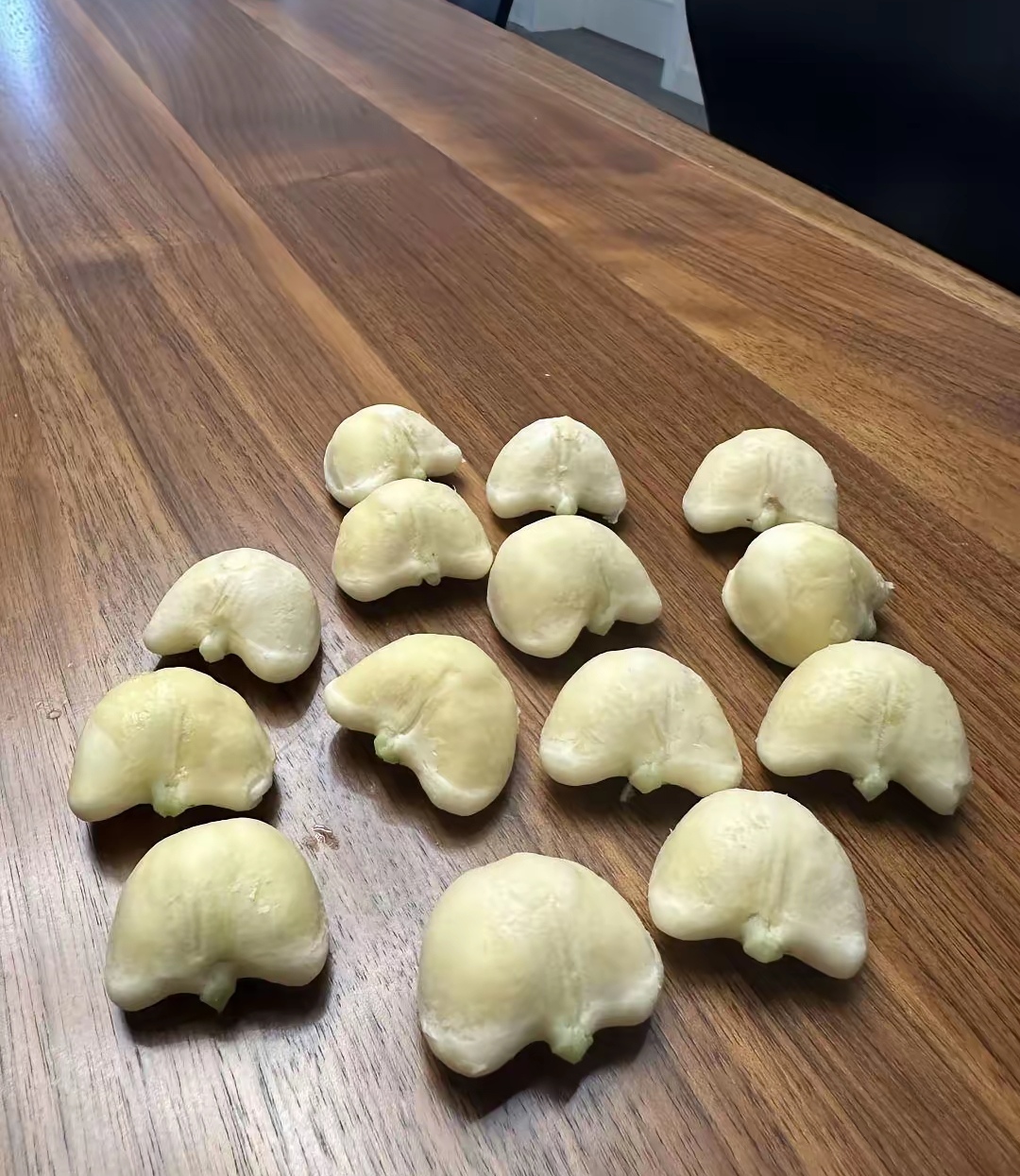 桌子上摆放的是什么东西?