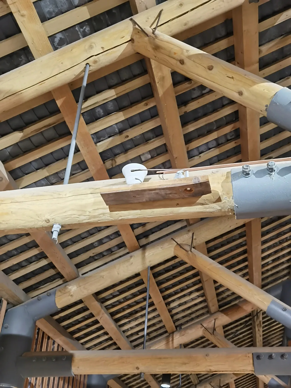 房梁上做的是什么工艺?