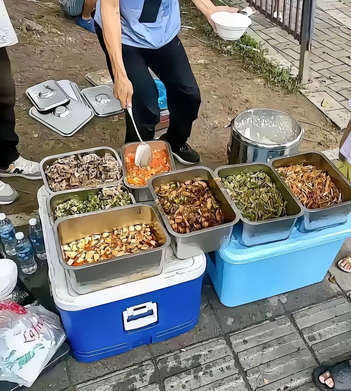 盒饭送上工地,便宜又省时间.