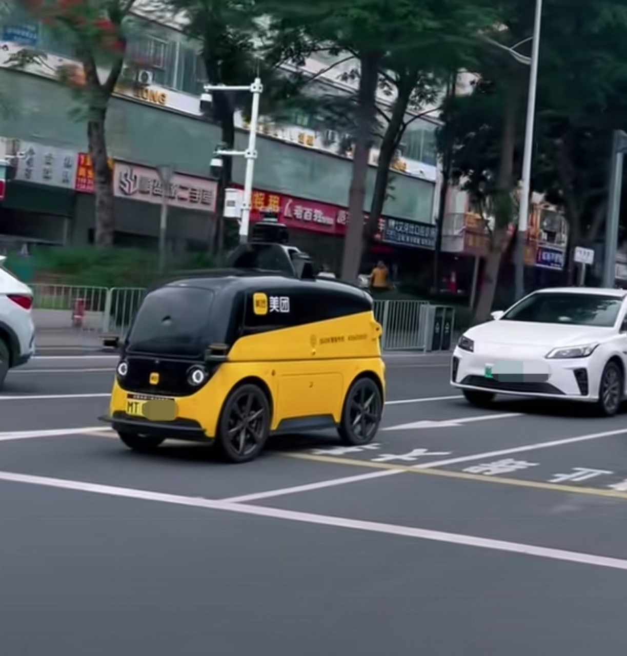 这辆是自动驾驶的小黄车吗?