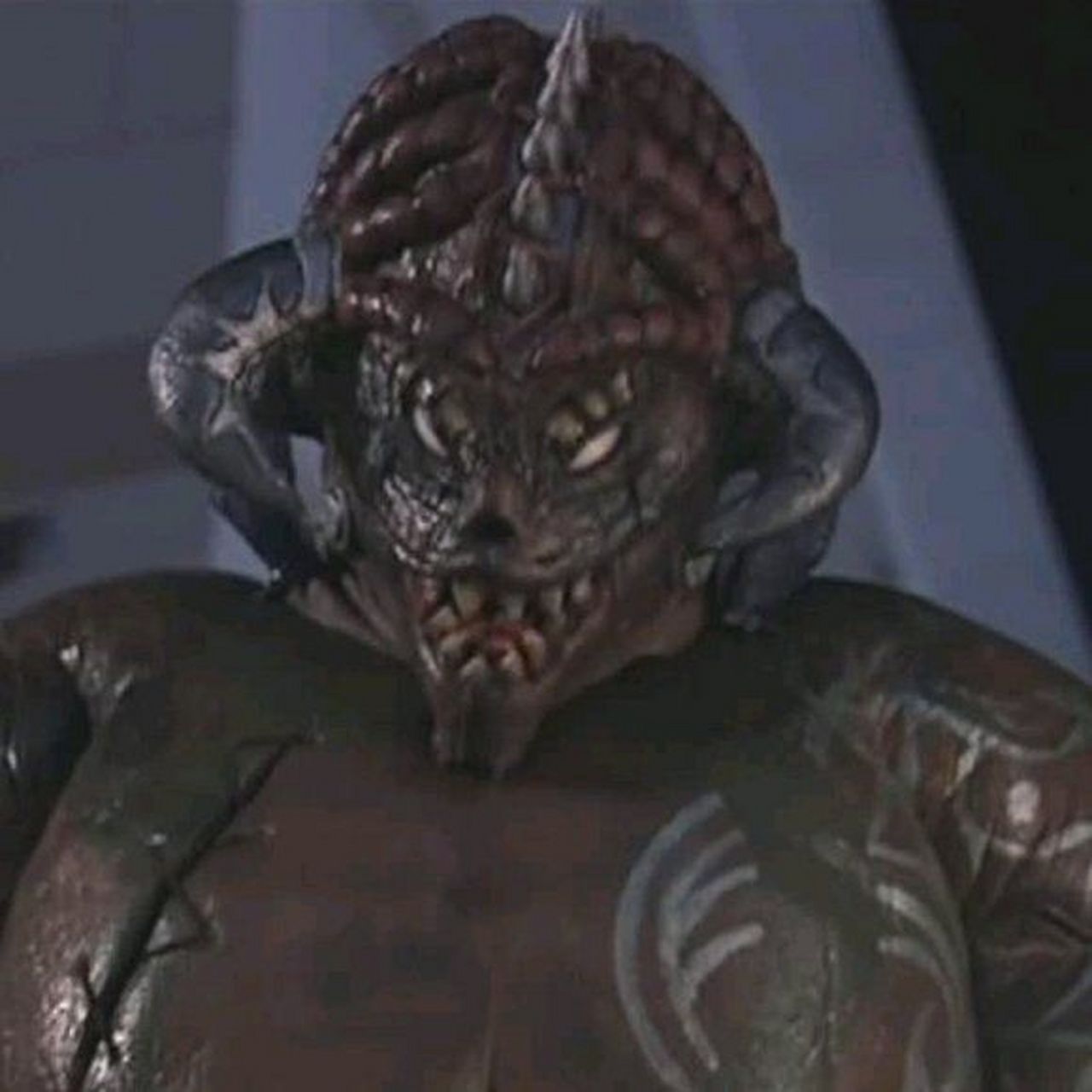 沙尔曼先假装成一个过路人,巴克特利用飞影的好心肠,对这个假扮的路人