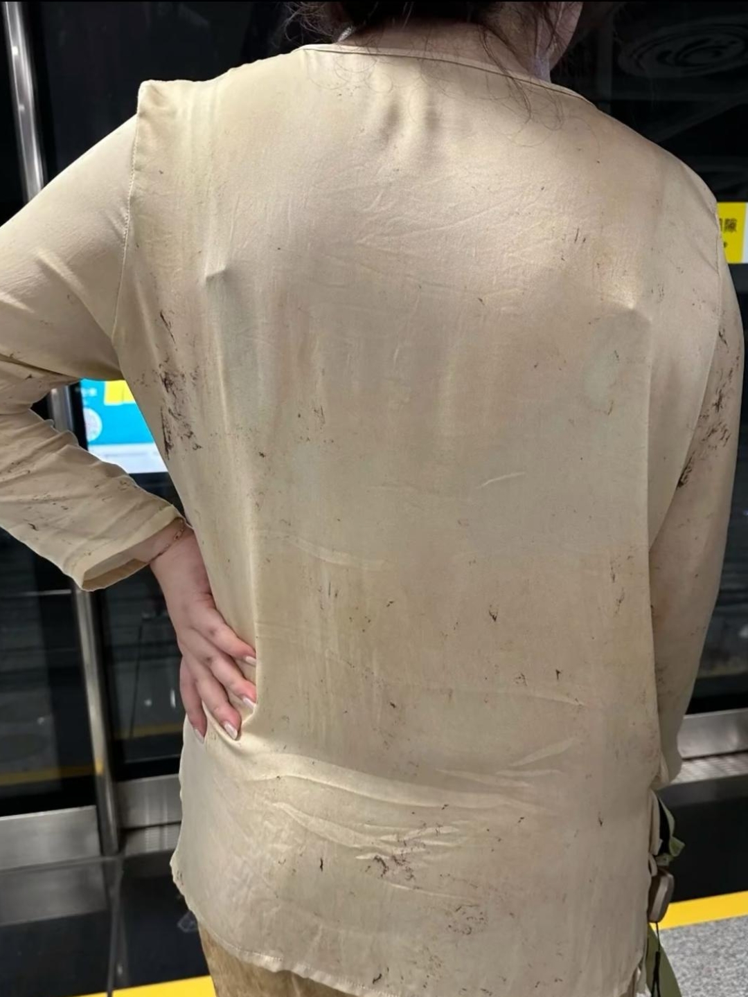 在地铁上看见一大妈衣服有点脏,我好心提醒,没想到被她一顿狂怼,还说