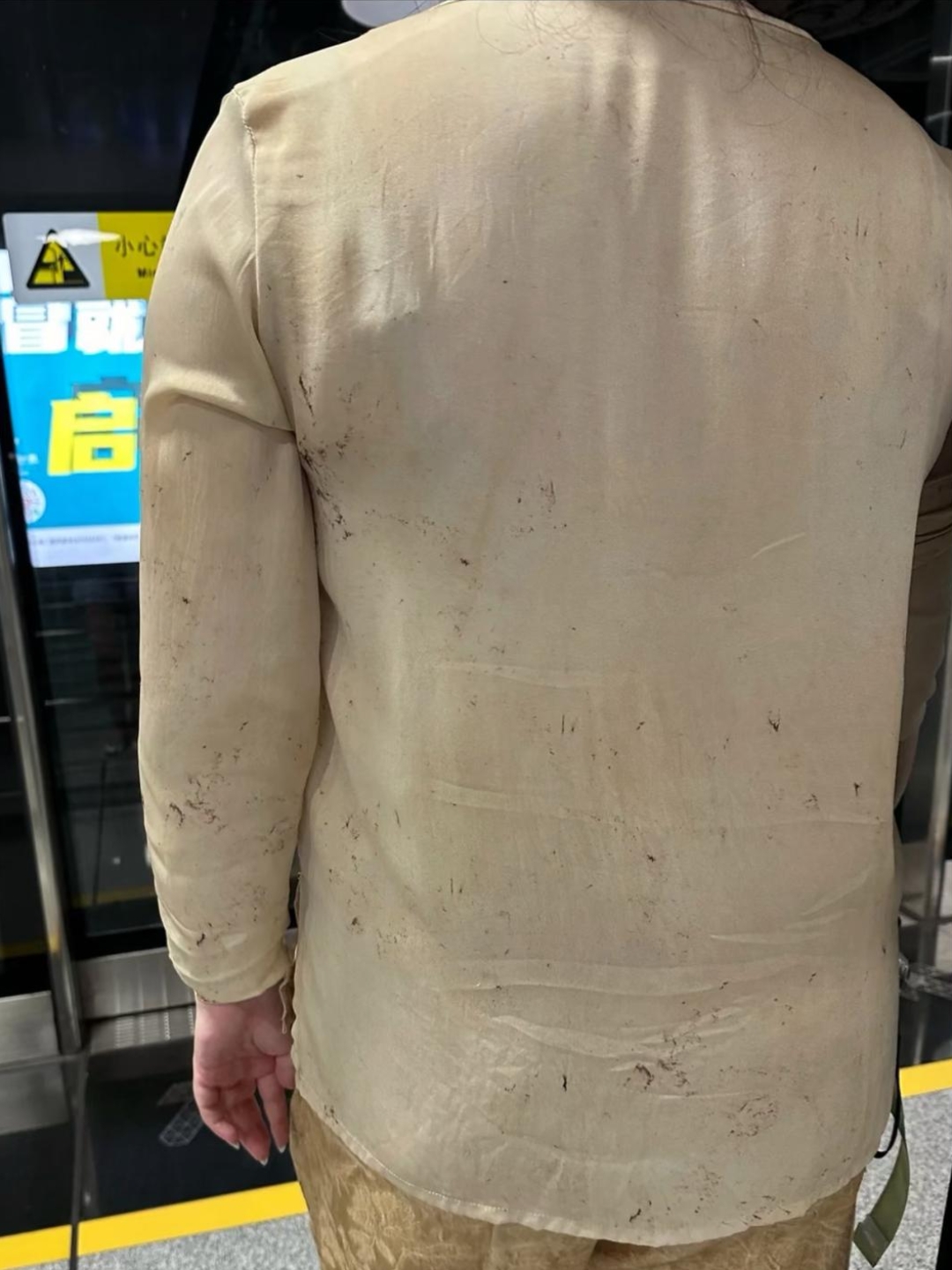 在地铁上看见一大妈衣服有点脏,我好心提醒,没想到被她一顿狂怼,还说