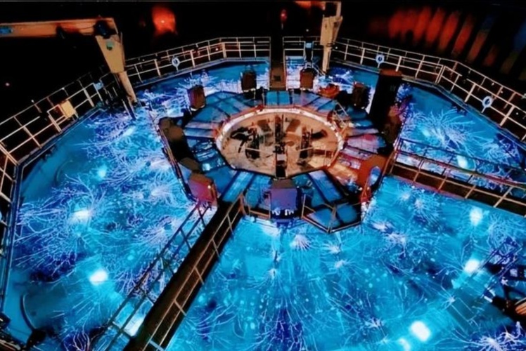 核裂变是指重原子核(如铀-235或钚-239)在吸收中子后分裂成两个较轻的