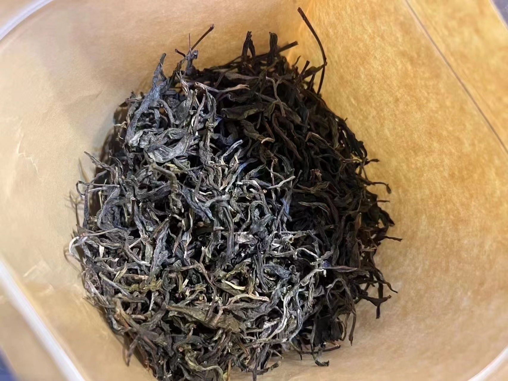 受到当地自然气候条件的影响,邦东古树茶条索紧实尚显毫,色泽墨绿略泛